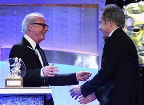 Barry Levinson welcomes colleague and friend Warren Beatty to the stage