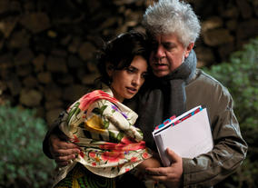 Almodóvar and Penelope Cruz on the set of Volver (2006). ©Paola Ardizzoni & Emilio Pereda