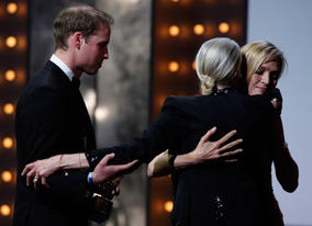 Uma Thurman warmly welcomes to the stage 2010's British Film Academy Fellow, Vanessa Redgrave (BAFTA/Brian Ritchie).