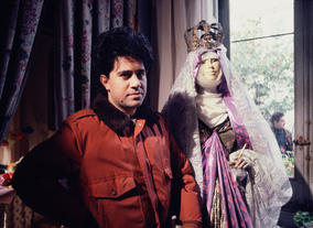 Almodóvar makes a new friend while filming Dark Habits (1983). ©Ana Muller