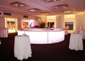 This luminated circle bar adds a touch of evening glamour