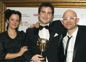 Nintendo's Rob Lowe celebrates Wii Sports Resort's Family & Social BAFTA with citation readers Jason Bradbury and Alice Taylor (BAFTA/Steve Butler).