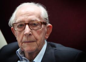Lewis Gilbert poses for photos at BAFTA before his onstage interview with Julie Walters