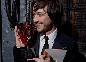 James Mcavoy displays his Rising Star Award for 2006 